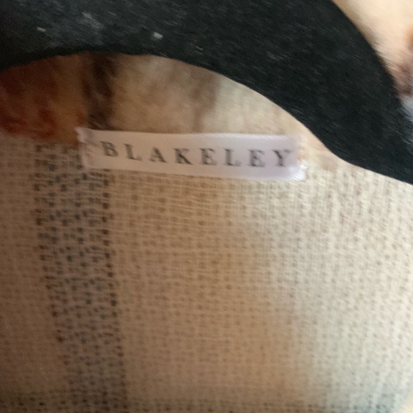 Blakeley plaid design jacket button down, thick and warm nice quality 100% poly - Picture 5 of 6